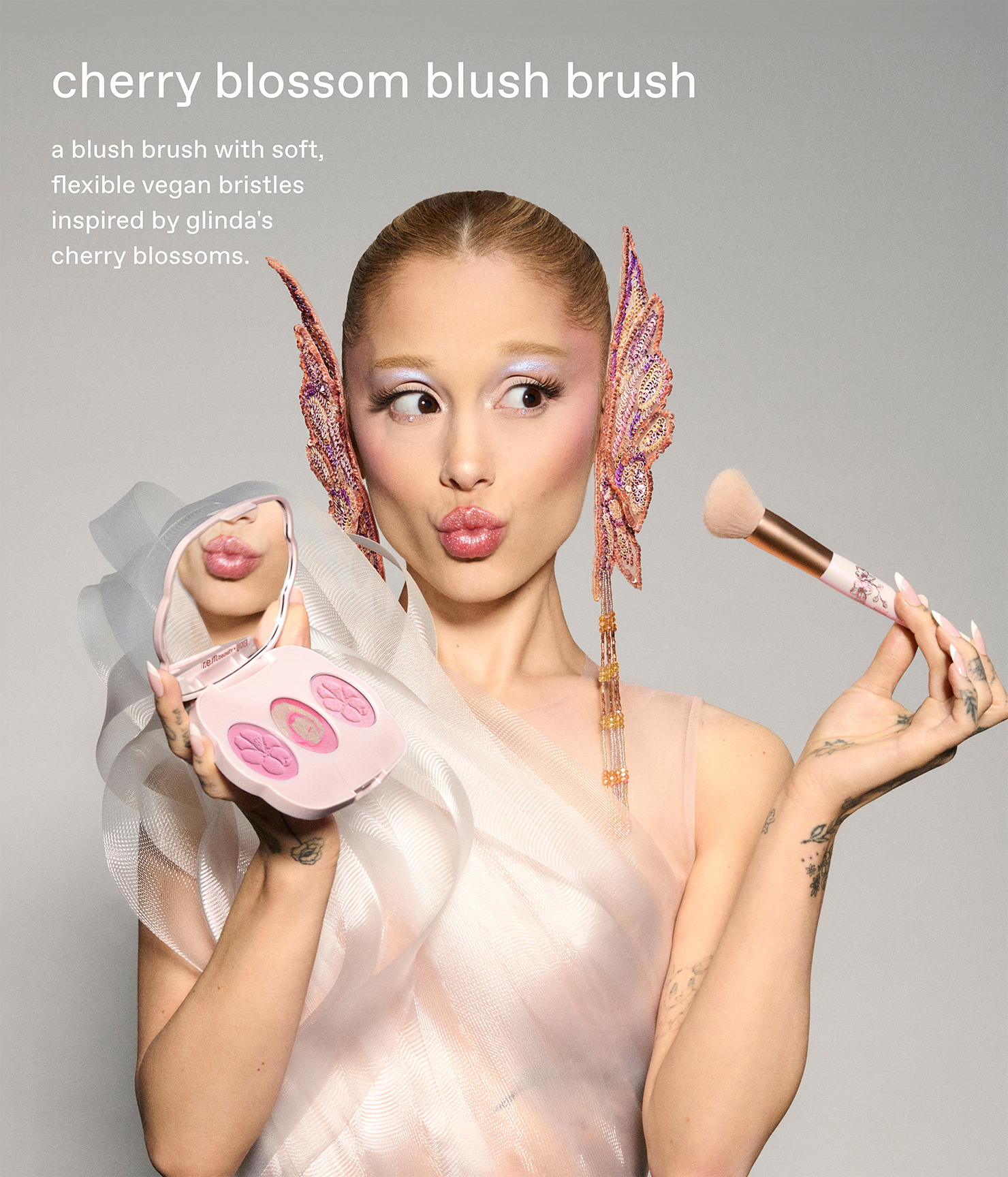 r.e.m. beauty x Wicked: For Good Cherry Blossom Blush Brush - 图片 2